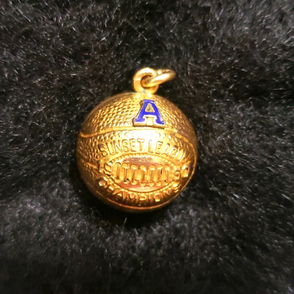 Vintage 1950's  ball 10k pendant, no chain.